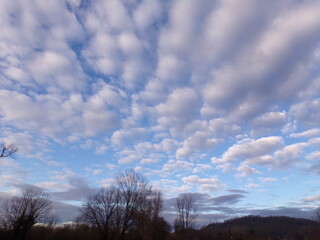 Ciel bleu avec Nuages épars