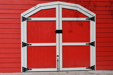 Red barn door © Photo Wizzzard