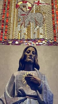 Jesucristo vencedor que ama y entrega al mundo su amor. estatua de jesus.