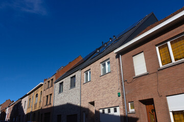 Fototapeta premium Un quartier calme un jour particulièrement ensoleillé. Le quartier est aux abords de Bruxelles, proche de Zaventem
