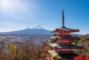 Obraz premium Mount Fuji, the iconic symbol of Japan, during the season of autumn foliage, a period of exceptional beauty.kawaguchiko,japan.