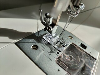 sewing machine starts sewing fabric needle