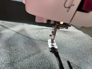 sewing machine starts sewing fabric needle