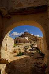 Ksar Ouled Mehdi, tipico villaggio fortificato Berbero composto da granai e abitazioni costruiti...