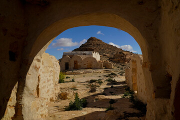Ksar Ouled Mehdi, tipico villaggio fortificato Berbero composto da granai e abitazioni costruiti...
