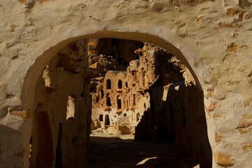 Ksar Ouled Mehdi, tipico villaggio fortificato Berbero composto da granai e abitazioni costruiti...