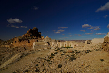 Ksar Ouled Mehdi, tipico villaggio fortificato Berbero composto da granai e abitazioni costruiti all'interno di un muro di cinta difensivo. Come quasi tutti i villaggi Berberi anche questo è oggi in s