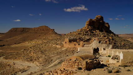 Ksar Ouled Mehdi, tipico villaggio fortificato Berbero composto da granai e abitazioni costruiti...