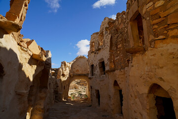 Ksar Ouled Mehdi, tipico villaggio fortificato Berbero composto da granai e abitazioni costruiti...