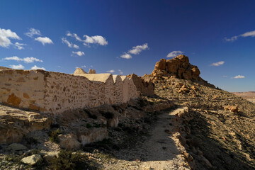 Fototapeta premium Ksar Ouled Mehdi, tipico villaggio fortificato Berbero composto da granai e abitazioni costruiti all'interno di un muro di cinta difensivo. Come quasi tutti i villaggi Berberi anche questo è oggi in s