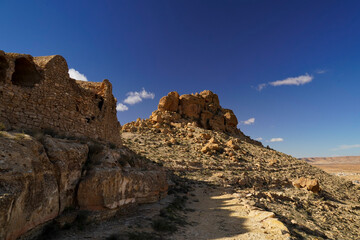 Ksar Ouled Mehdi, tipico villaggio fortificato Berbero composto da granai e abitazioni costruiti...