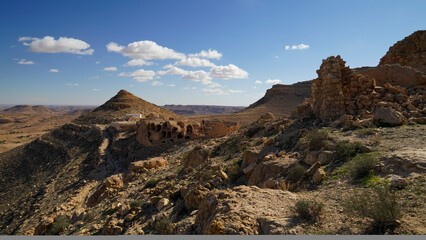 Ksar Ouled Mehdi, tipico villaggio fortificato Berbero composto da granai e abitazioni costruiti...