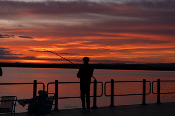 Silueta de personas al atardecer cerca del Río Guadiana