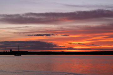 Atardecer de colores vibrantes cerca del Río