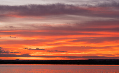 Atardecer de colores vibrantes cerca del Río