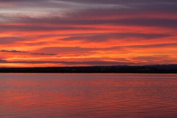 Atardecer de colores vibrantes cerca del Río
