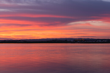 Puesta de sol con nubes coloridas