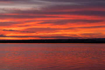 Atardecer de colores vibrantes cerca del Río