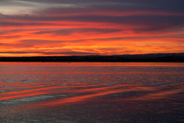 Atardecer de colores vibrantes cerca del Río