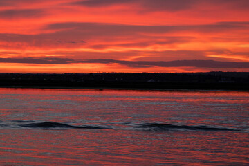 Atardecer de colores vibrantes cerca del Río