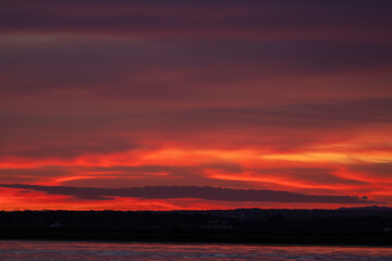 Atardecer de colores vibrantes cerca del Río