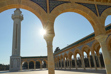 La Moschea e il Mausoleo di Bourguiba, leader della lotta per l'indipendenza e fondatore della Tunisia moderna, costruito a partire dal 1963, sullo stile dei tipici santuari islamici dedicati ai santi