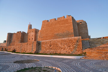 Il Ribat Harthema di Monastir è circondato da possenti mura difensive e sovrastato da una torre di...