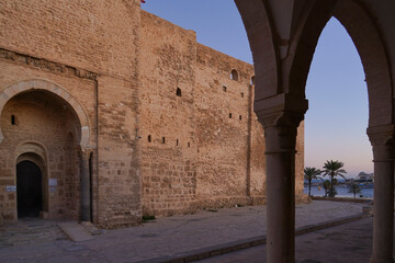 Il Ribat Harthema di Monastir  è circondato da possenti mura difensive e sovrastato da una torre...