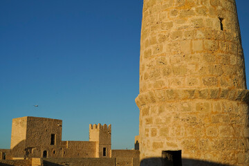 Il Ribat Harthema di Monastir  è circondato da possenti mura difensive e sovrastato da una torre...