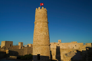 Il Ribat Harthema di Monastir  è circondato da possenti mura difensive e sovrastato da una torre...