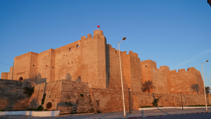 Il Ribat Harthema di Monastir  è circondato da possenti mura difensive e sovrastato da una torre...