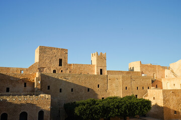 Naklejka premium Il Ribat Harthema di Monastir è circondato da possenti mura difensive e sovrastato da una torre di guardia posta al centro della struttura fu set di alcune scene del Gesù di Nazareth di Zeffirelli