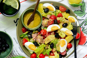 Healthy Vegetable Salad with Tuna, Eggs and Olives .style hugge