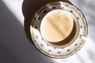 クラシカルなカップで飲むミルクティー