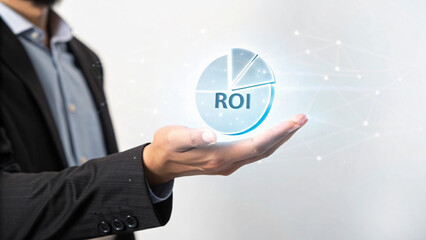 Obraz premium Businessman Holding Digital ROI Chart for Financial Growth and Investment Analysis