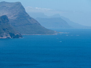 Fototapeta premium Île maritime vue de loin avec l'océan