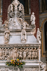 Obraz premium Intricate marble sculptures inside a historic church