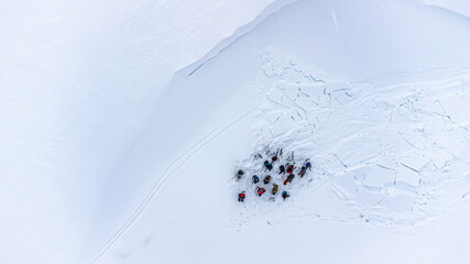 Skitourengänger auf einem Lawinenkegel suchen nach Verschütteten während einer Übung mit...
