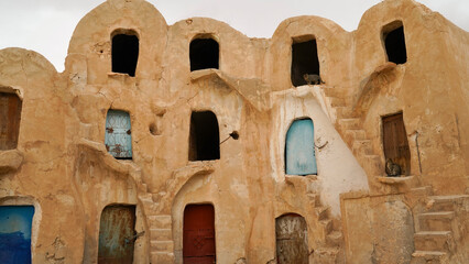 Ksar Ouled Brahim,Medeninetipico villaggio fortificato Berbero composto da granai e abitazioni...