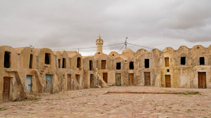 Ksar Ouled Brahim,Medeninetipico villaggio fortificato Berbero composto da granai e abitazioni...