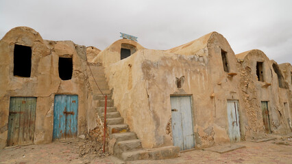 Ksar Ouled Brahim,Medeninetipico villaggio fortificato Berbero composto da granai e abitazioni...