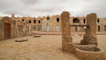 Ksar Ouled Brahim,Medeninetipico villaggio fortificato Berbero composto da granai e abitazioni...