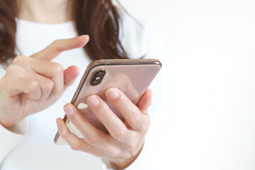 スマホを使う女性の手元