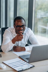 Obraz premium Online meeting. Businessman is working in modern office
