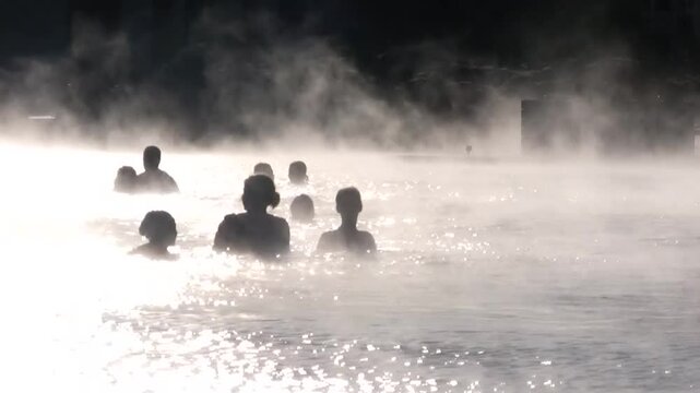 Baden im Freien in dampfendem Thermalwasser, Blaue Lagune, Island, Geothermie, Erdw&auml;rme