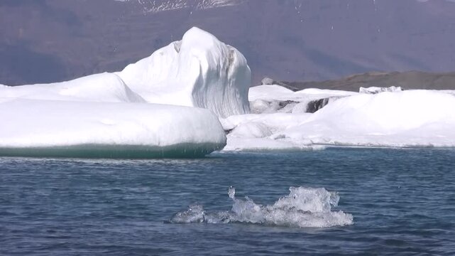 Gletscherlagune, Eissee mit Eisbergen, J&ouml;kuls&aacute;rl&oacute;n in Island