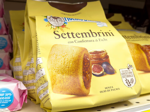 Settembrini fig cookies packaging on store shelf