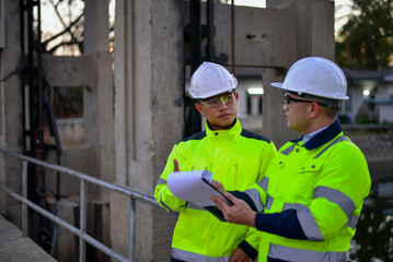 Structural engineers and technicians are inspecting the structural standards of the dam's floodgates.