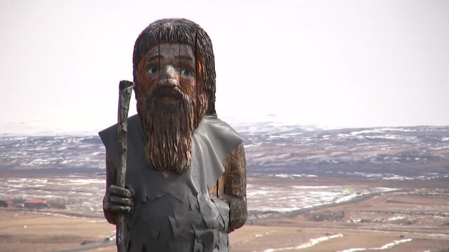 Troll aus Holz in Vulkanlandschaft in Island, Skulptur, Sagengestalt