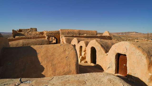 Ksar Jouamaa tipico villaggio fortificato Berbero composto da granai e abitazioni costruiti all'interno di un muro di cinta difensivo.. Tataouine, Tunisia